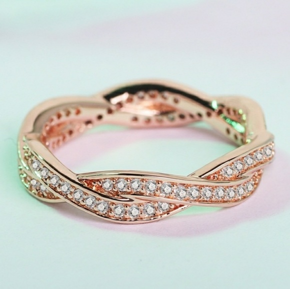 everrealli Jewelry - Rose Gold Infinity Twisted Band